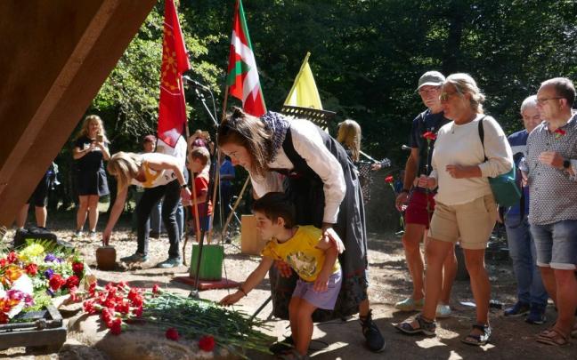 El homenaje finalizó con una ofrenda floral en la boca de la sima, cubierta por una escultura de José Ramón Anda.