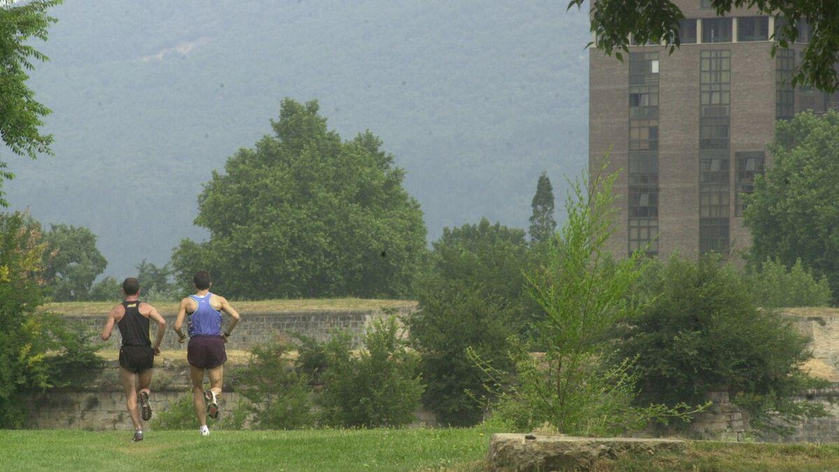 Dos personas, haciendo footing en la Vuelta del Castillo.