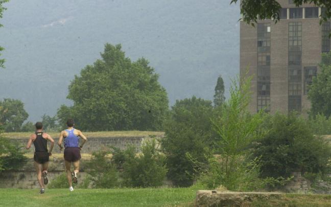 Dos personas, haciendo footing en la Vuelta del Castillo. Dos personas, haciendo footing en la Vuelta del Castillo.