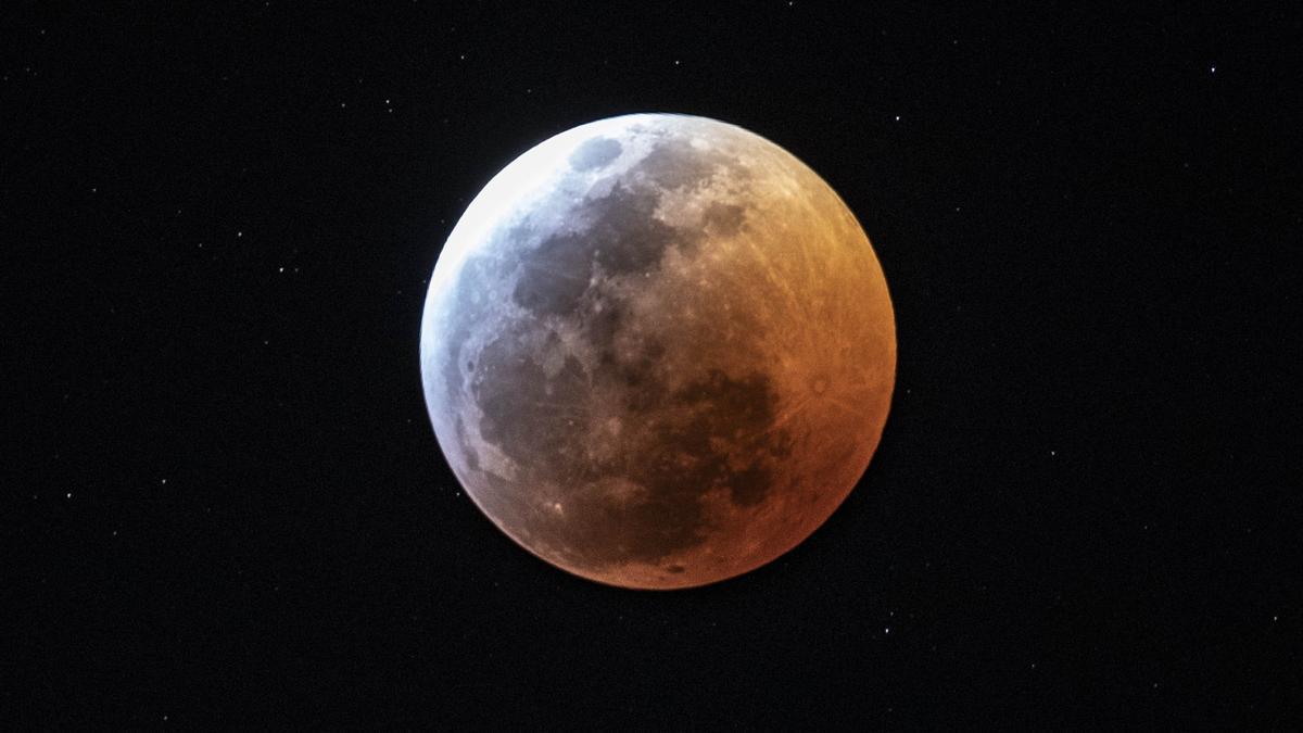 Imagen de un eclipse total de la luna, fenómeno conocido como 'Luna de sangre'.