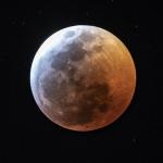 Imagen de un eclipse total de la luna, fen&oacute;meno conocido como 'Luna de sangre'.
