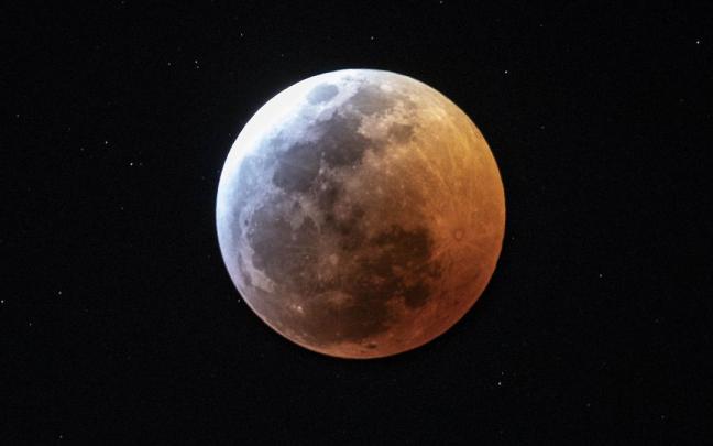 Imagen de un eclipse total de la luna, fenómeno conocido como 'Luna de sangre'.