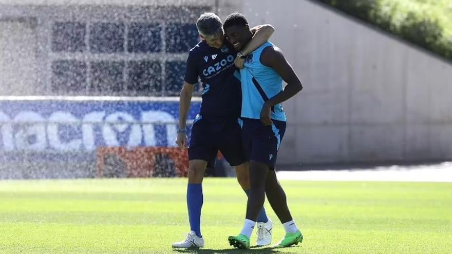 Momo Cho es abrazado por Imanol Alguacil durante un entrenamiento en Zubieta.