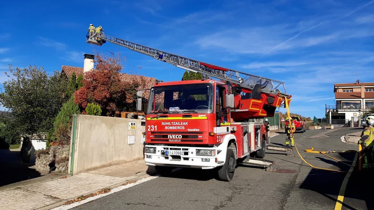 Los Bomberos acceden a la chimenea de la casa