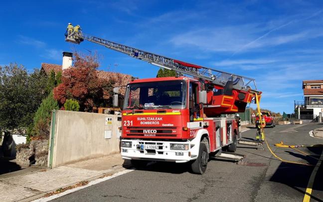 Los Bomberos acceden a la chimenea de la casa