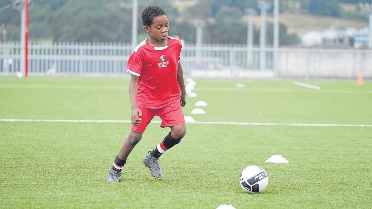 Nuestro protagonista, Eneko Payás, jugando en la Fundación del Athletic.