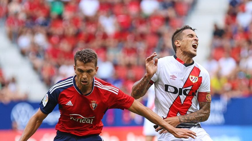 Lucas Torró, en el partido del domingo ante el Rayo, pelea con Trejo.