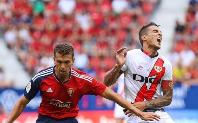 Lucas Torró, en el partido del domingo ante el Rayo, pelea con Trejo.