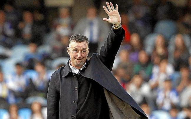 John Adridge saluda al público de Anoeta la última vez que acudió a Donostia en 2015. | FOTO: EFE