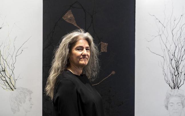 Ángela Moreno retratada ante una de sus obras, un tríptico en el que aparece retratado su hijo Julen y la propia artista en un autorretrato con los ojos cerrados, como cuando se sueña. Ángela Moreno retratada ante una de sus obras, un tríptico en el que aparece retratado su hijo Julen y la propia artista en un autorretrato con los ojos cerrados, como cuando se sueña.