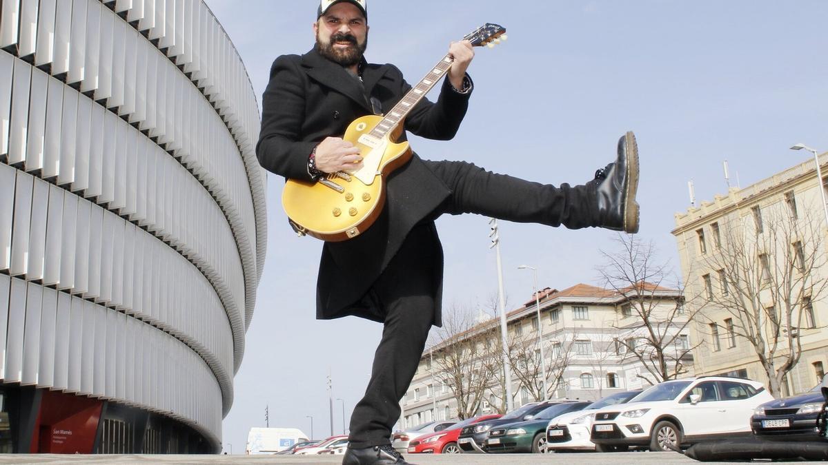 Jon Zuazola posa con su guitarra cerca de San Mamés.