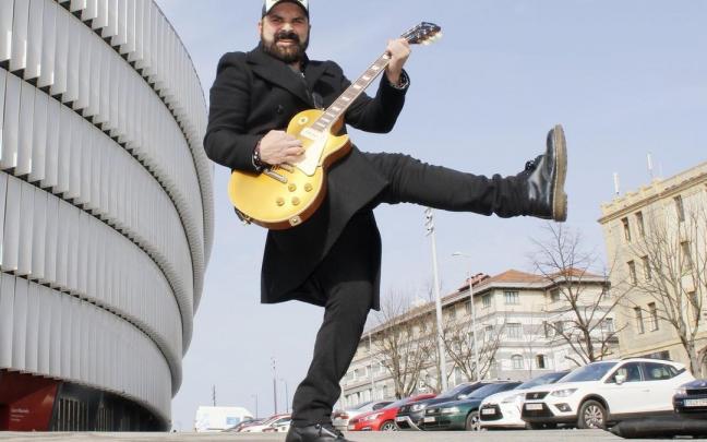 Jon Zuazola posa con su guitarra cerca de San Mamés.