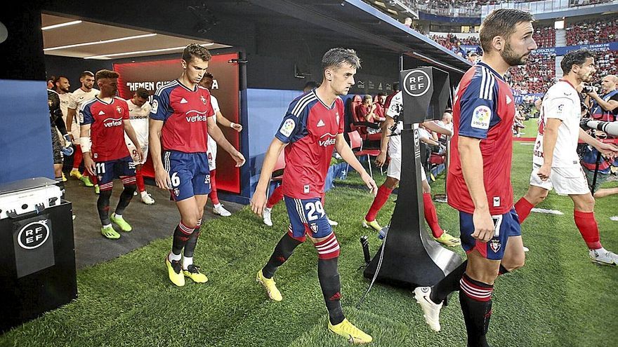 Kike Barja, Lucas Torró, Aimar Oroz y Jon Moncayola, saliendo por el túnel de vestuarios junto a los jugadores del Sevilla.