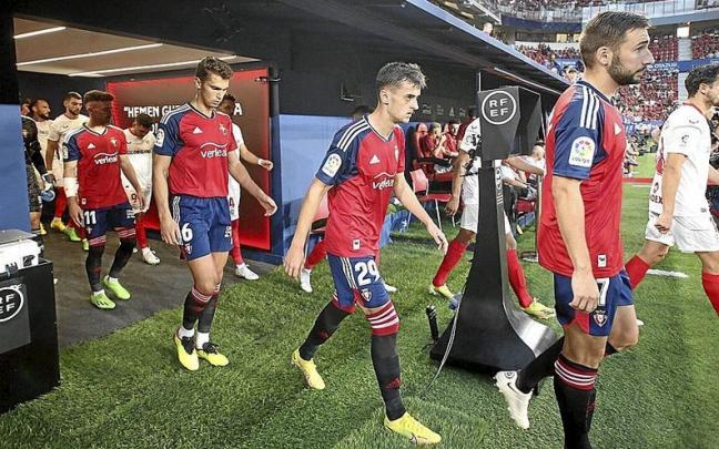 Kike Barja, Lucas Torró, Aimar Oroz y Jon Moncayola, saliendo por el túnel de vestuarios junto a los jugadores del Sevilla.