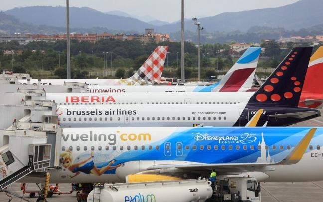 Varios aviones en el aeropuerto de Bilbao Varios aviones en el aeropuerto de Bilbao