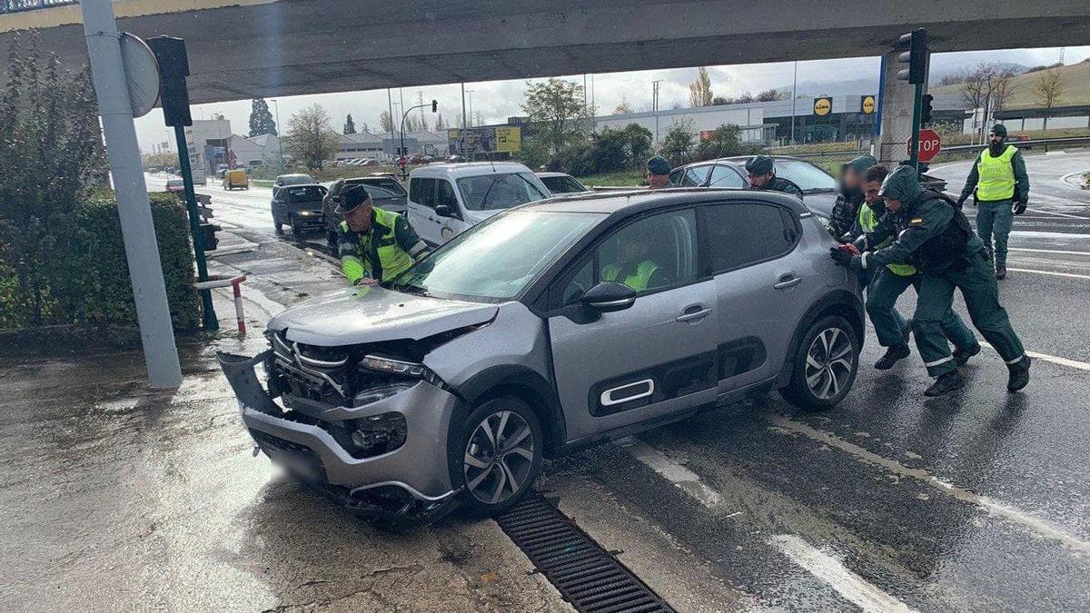 Imagen del vehículo accidentado, siendo retirado de la vía