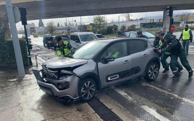 Imagen del veh&iacute;culo accidentado, siendo retirado de la v&iacute;a