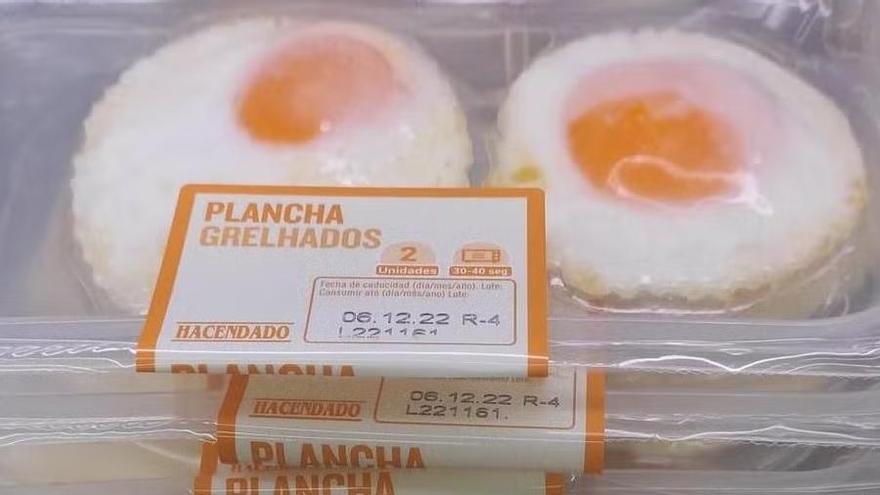 Un par de huevos cocinados a la plancha y refrigerados.
