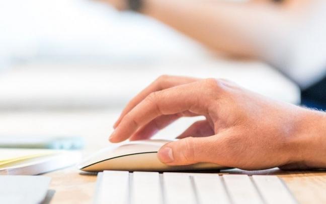 Una persona usando un ordenador.