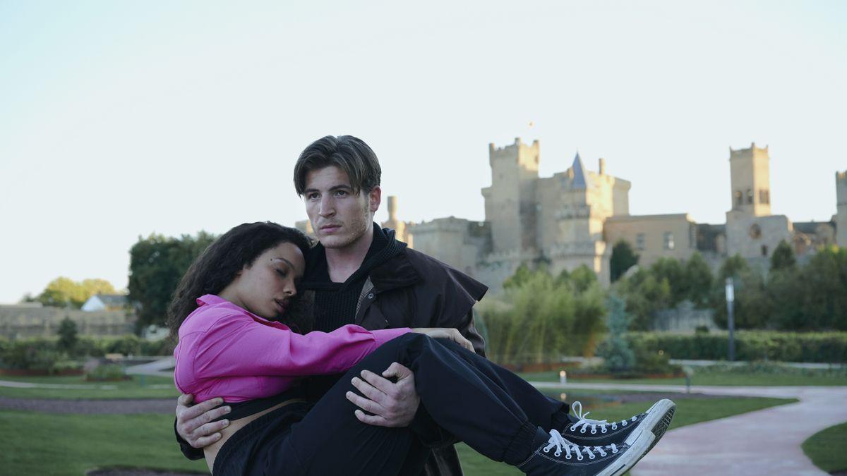 Dos de los protagonistas, con el castillo de Olite al fondo.