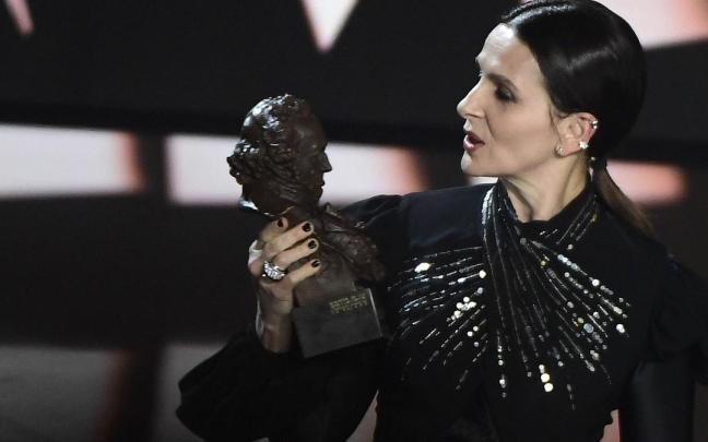 Juliette Binoche, con su Goya Internacional.