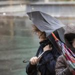 Dos mujeres tratan de protegerse este martes en Donostia de las fuertes rachas de viento y de las intensas lluvias que ha traído el temporal 'Gerard'.