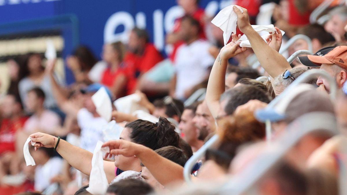 'Pañuelada' en el último partido en El Sadar.