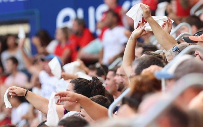 'Pa&ntilde;uelada' en el &uacute;ltimo partido en El Sadar.