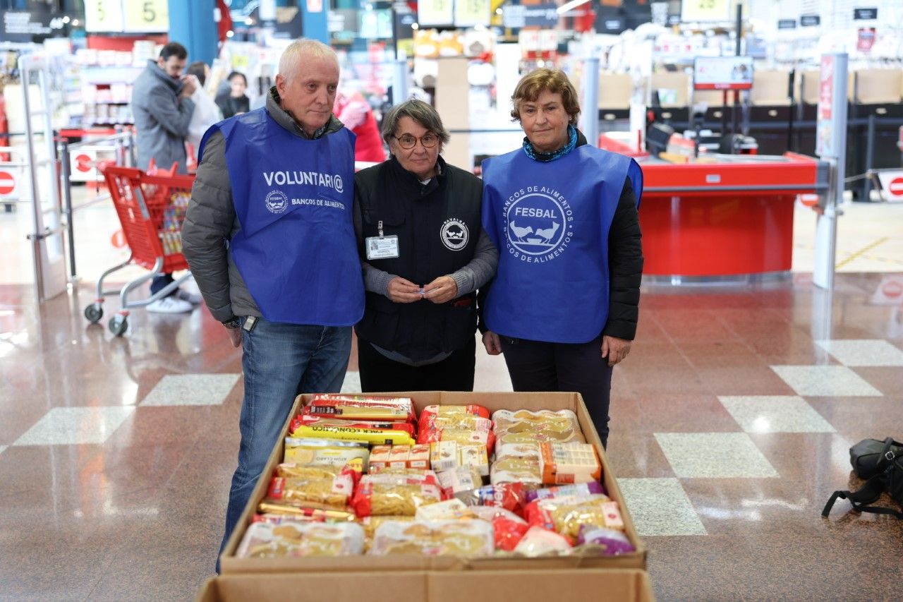 Los voluntarios Félix Irigoyen e Inmaculada Mitxitorena junto a Marisol Villar (presidenta del Banco de Alimentos de Navarra).