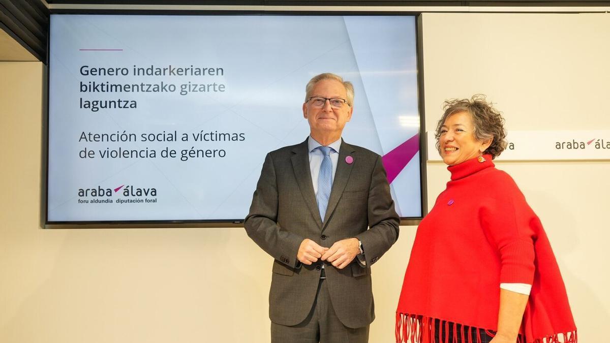 Emilio Sola y Pilar Sanz de Pablo, durante la comparecencia de esta ma&ntilde;ana.
