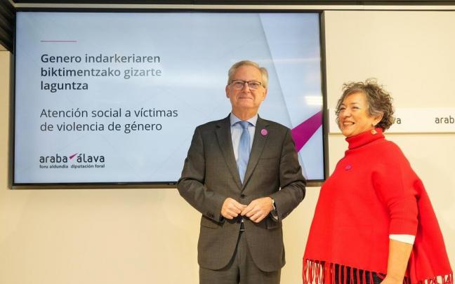 Emilio Sola y Pilar Sanz de Pablo, durante la comparecencia de esta ma&ntilde;ana.