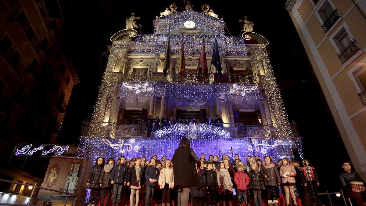 Lectura del pregón navideño en la Plaza del Ayuntamiento.