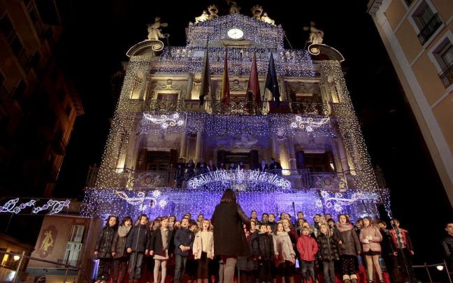 Lectura del pregón navideño en la Plaza del Ayuntamiento.