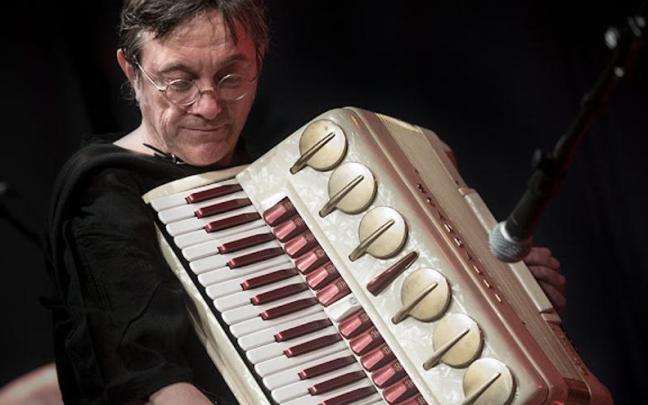 Javier Colina tocará el acordeón en la cita que propone para este sábado UrtarriJAZZ en Civivox San Jorge. Javier Colina tocará el acordeón en la cita que propone para este sábado UrtarriJAZZ en Civivox San Jorge.