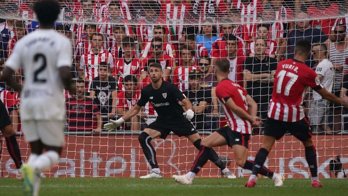 Unai Simón defendiendo la portería del Athletic en el partido ante el Valencia.