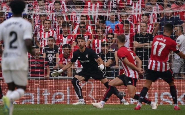 Unai Simón defendiendo la portería del Athletic en el partido ante el Valencia. Unai Simón defendiendo la portería del Athletic en el partido ante el Valencia.