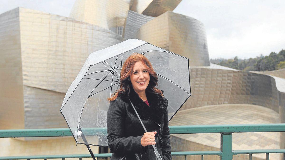 Dolores Redondo posa en el Museo Guggenheim en 2014. Arriba, la portada del libro. | FOTO: PABLO VI&Ntilde;AS