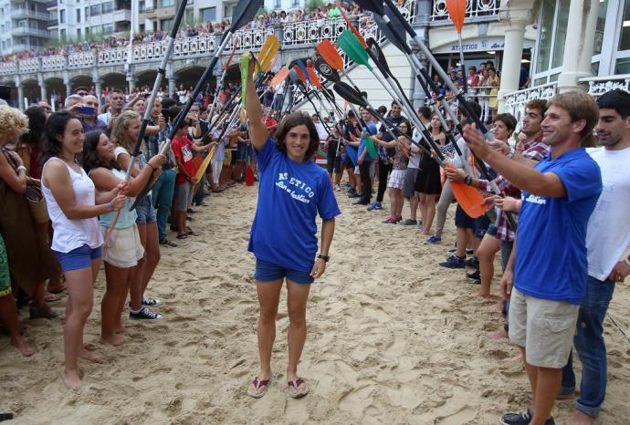 Chourraut, con la medalla de oro que logró en Río de Janeiro 2016 en la mano, es homenajeada en la playa de La Concha