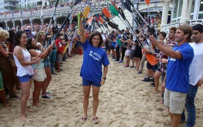 Chourraut, con la medalla de oro que logró en Río de Janeiro 2016 en la mano, es homenajeada en la playa de La Concha Chourraut, con la medalla de oro que logró en Río de Janeiro 2016 en la mano, es homenajeada en la playa de La Concha