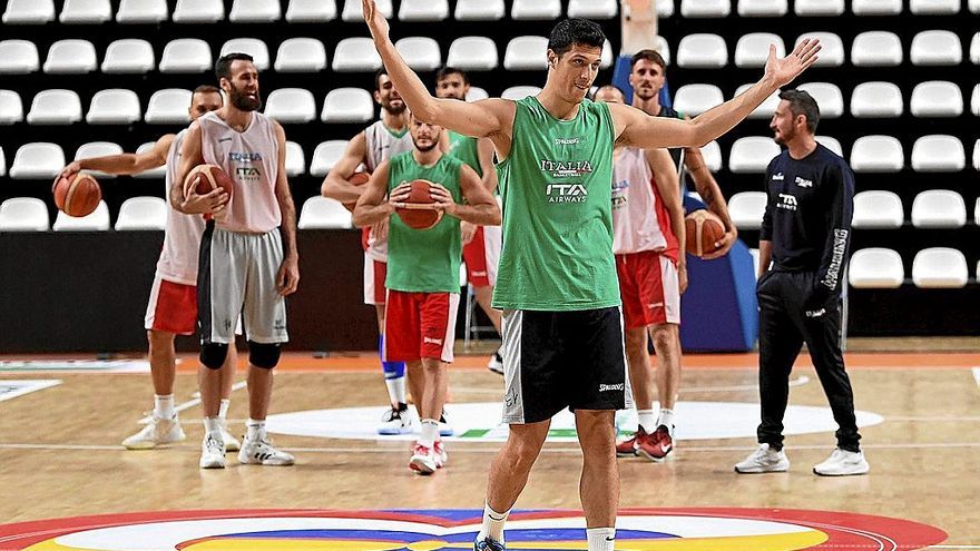 Simone Fontecchio bromea junto a sus compañeros de la selección italiana.