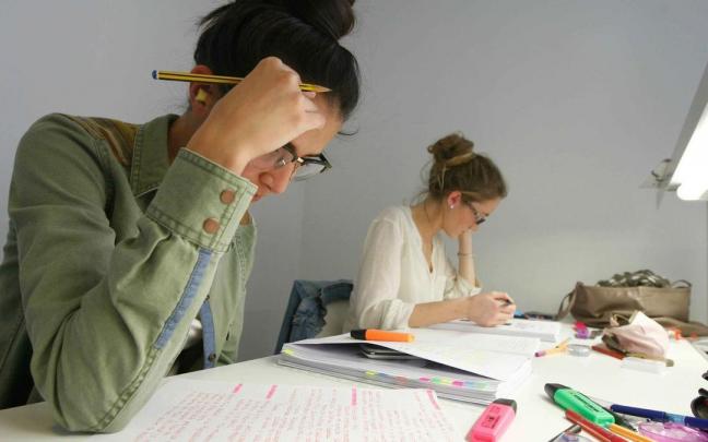 Dos jóvenes estudian para la selectividad.