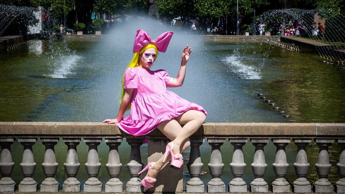 La artista drag Albina Stardust, natural de Burlada, posa en la Plaza de la Libertad.
