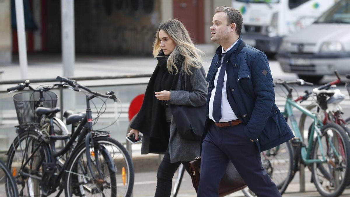 El letrado de uno de los detenidos, Juan Enrique Álvarez Fanjul (d), a su llegada este martes al Juzgado de Guardia de Donostia