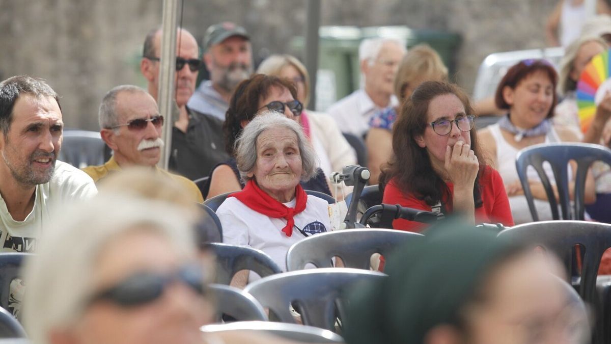 El público disfruta del bertso-saioa celebrado esta mañana