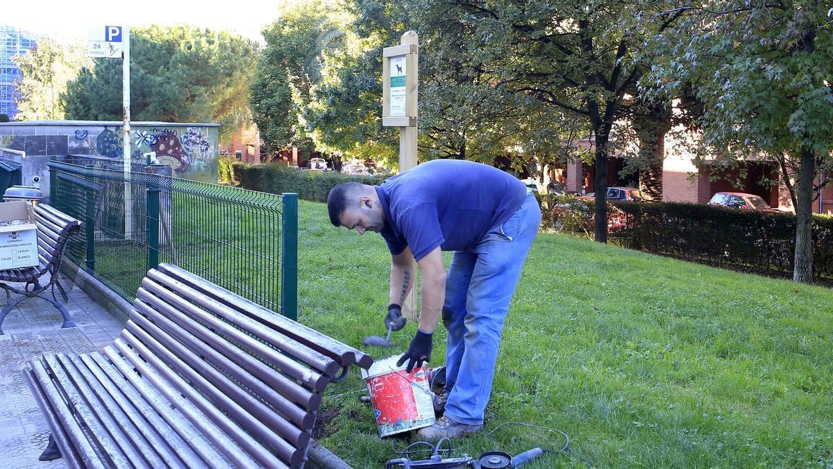 Un operario trabaja en las labores de cierre perimetral para habilitar la zona de esparcimiento canino en Las Mercedes.