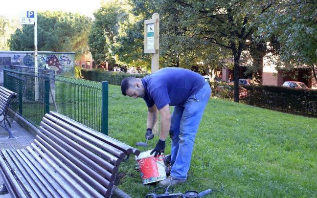 Un operario trabaja en las labores de cierre perimetral para habilitar la zona de esparcimiento canino en Las Mercedes. Un operario trabaja en las labores de cierre perimetral para habilitar la zona de esparcimiento canino en Las Mercedes.