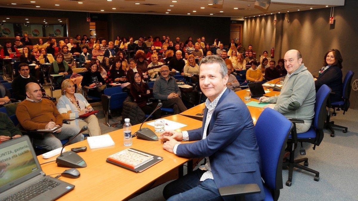 Bildarratz, Ortuzar y Furundarena, durante el encuentro sobre Educación ayer en Sabin Etxea.