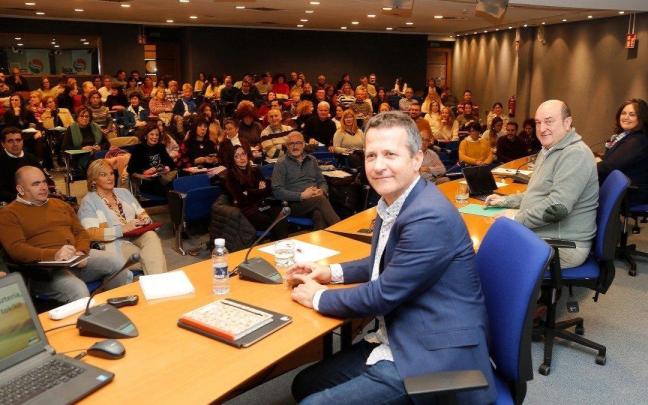 Bildarratz, Ortuzar y Furundarena, durante el encuentro sobre Educación ayer en Sabin Etxea. Bildarratz, Ortuzar y Furundarena, durante el encuentro sobre Educación ayer en Sabin Etxea.