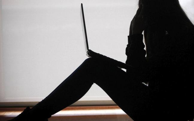 Una adolescente ante la pantalla de su portátil.