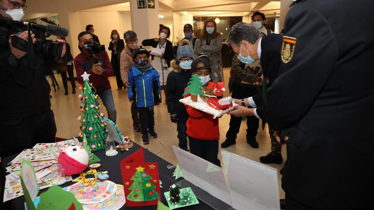 Un niño recibe una manualidad de manos del director de la CUN, Joseba Campos